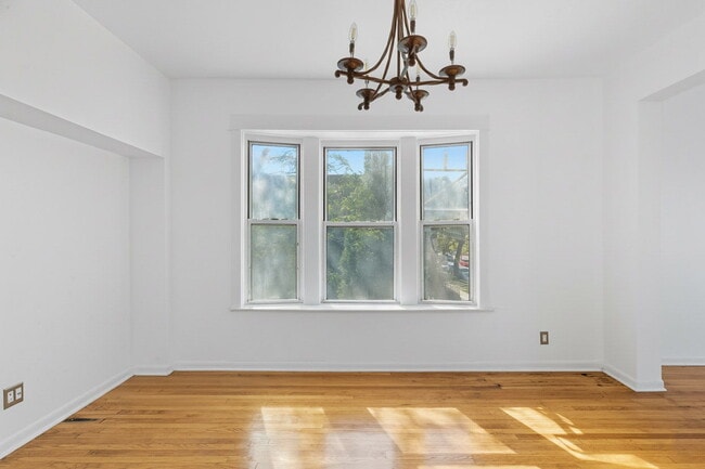 Dinning - 1253 S Avers Ave