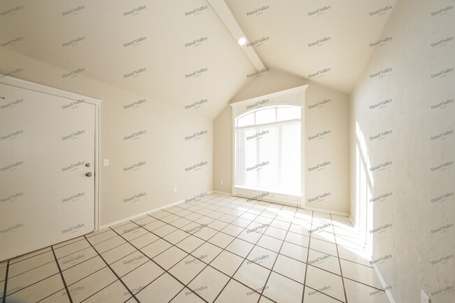 Building Photo - 818 Hunters Run