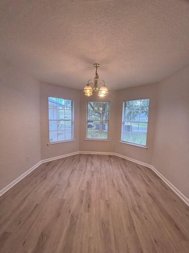 Building Photo - Charming 3-Bedroom, 2-Bath Home in the Sought-After Eagle Hammock Neighborhood