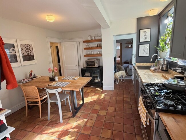 Building Photo - 140 Larch Rd