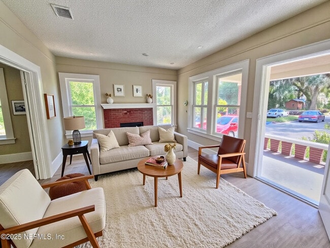 Building Photo - 213 W 24th St