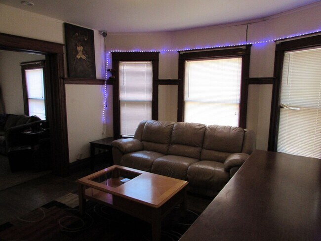 Foto del edificio - Spacious Madison 5-Bedroom with Yard, Park...