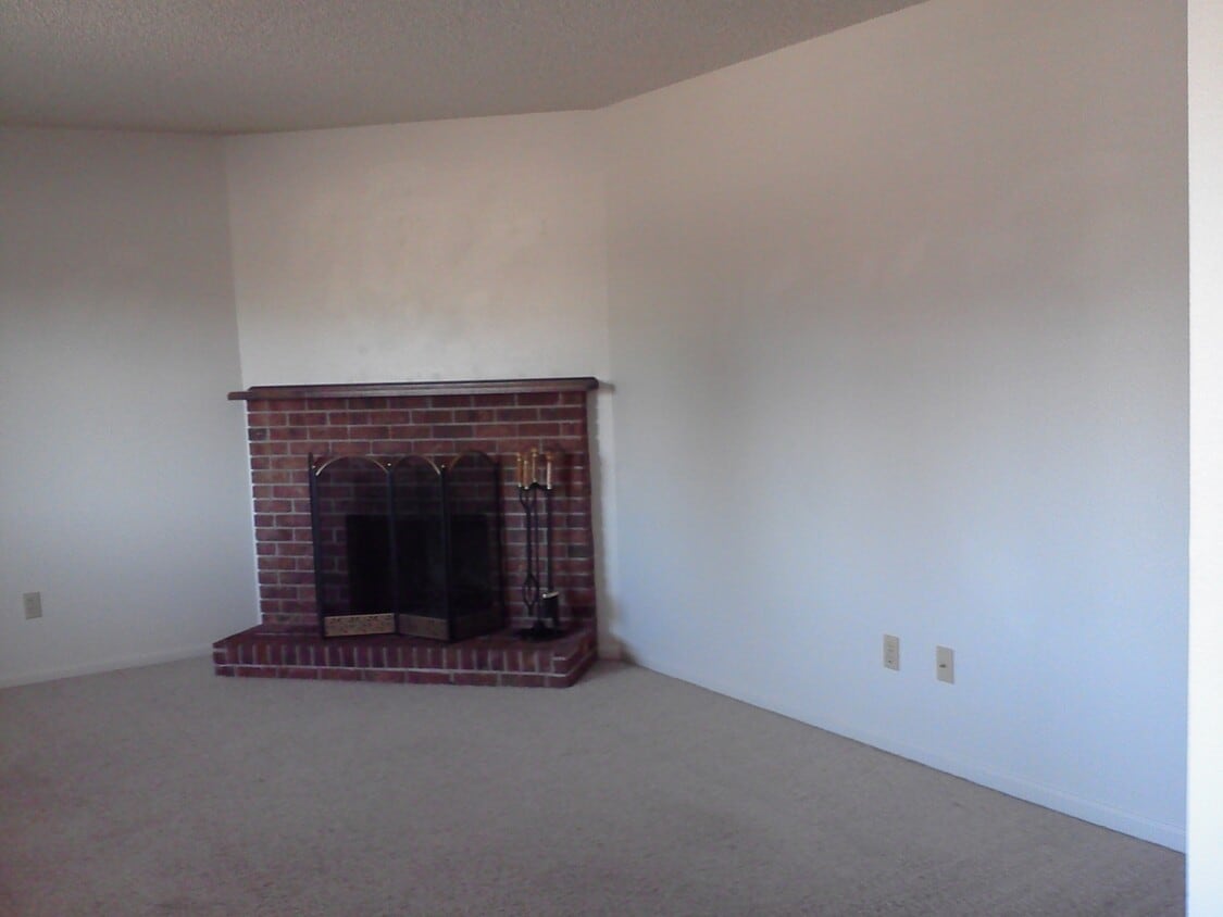 Foto del edificio - 5321-5327 Akes Drive