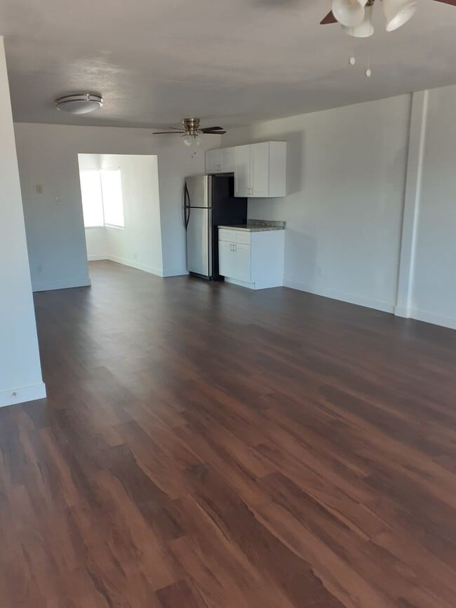 Building Photo - Spacious 4 Bed/2 Bath With Den  Updated De...