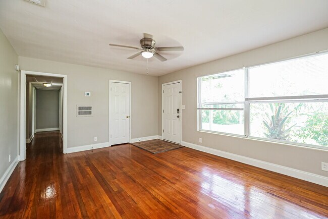 Foto del edificio - 2615 Ligustrum Rd