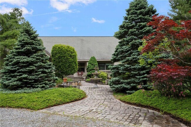 Foto del edificio - 633 Chestnut Hill Rd
