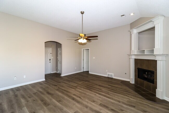 Foto del edificio - 300 Mossy Springs Dr