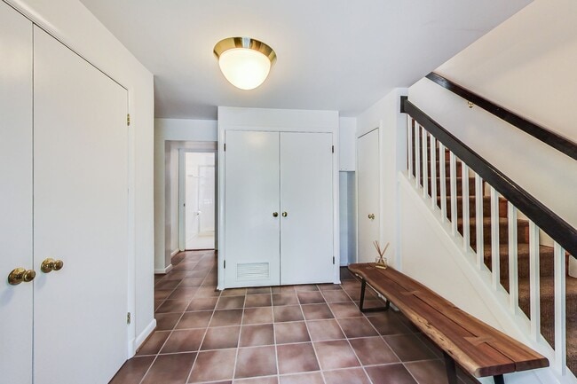 Building Photo - 3 bedroom/2 bath Light Filled Home Located in a Quiet Cul-de-Sac