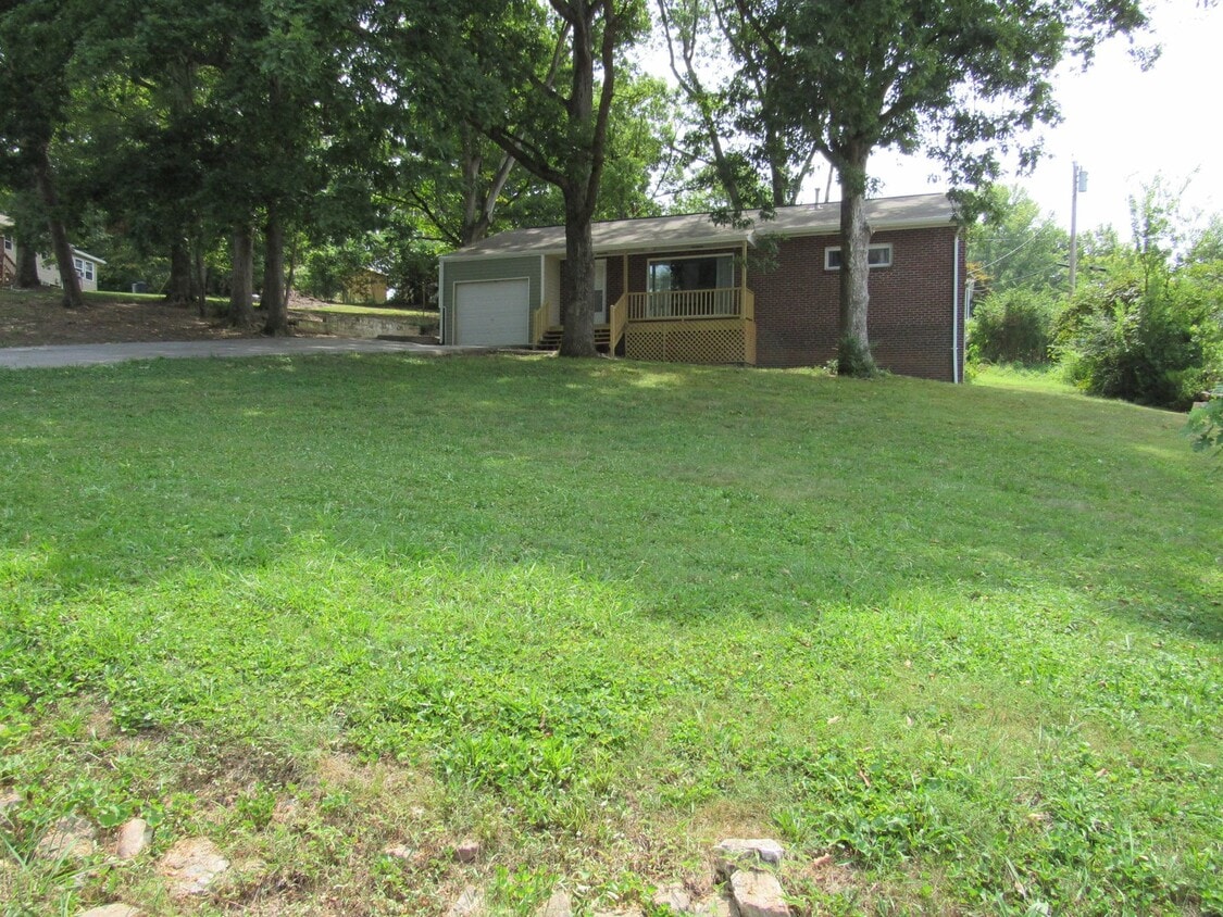 *Maryville 37804 - Charming 2 bedroom, 1 bath Brick Rancher with a 1-car garage - Call Adam Sharp... - *Maryville 37804 - Charming 2 bedroom, 1 bath Brick Rancher with a 1-car garage - Call Adam Sharp...