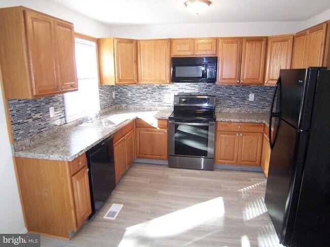 Building Photo - 668 Yorkshire Dr