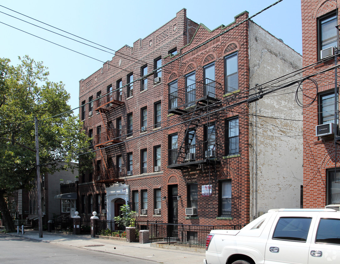 Building Photo - 1958 E Eighth St