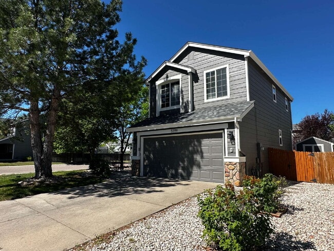 Building Photo - "Charming Centennial Retreat: Spacious 3-Bedroom Home with 2.5 Baths!
