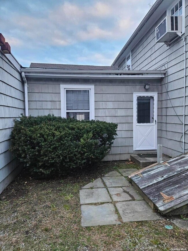Building Photo - 46 Maple Ave