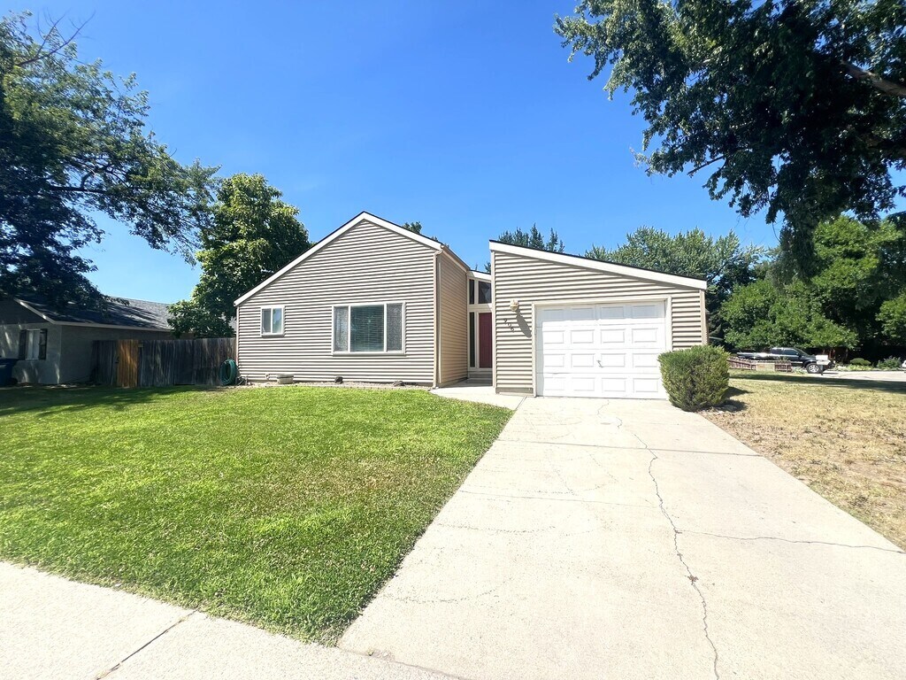 Foto principal - 906 E Bergeson St
