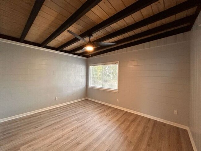 Building Photo - Renovated 2/1 Homestyle Duplex with 1 Car ...