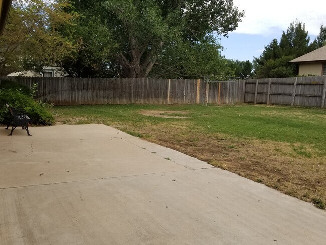 Building Photo - 5 Bedroom, 2 bathroom with Huge yard and w...