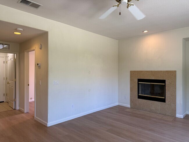 Foto del edificio - 9633 McKenna Dr