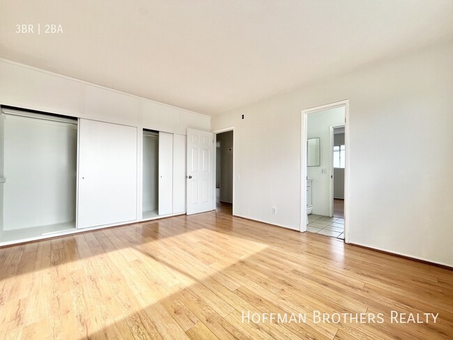 Building Photo - 1142 N Orange Grove Ave