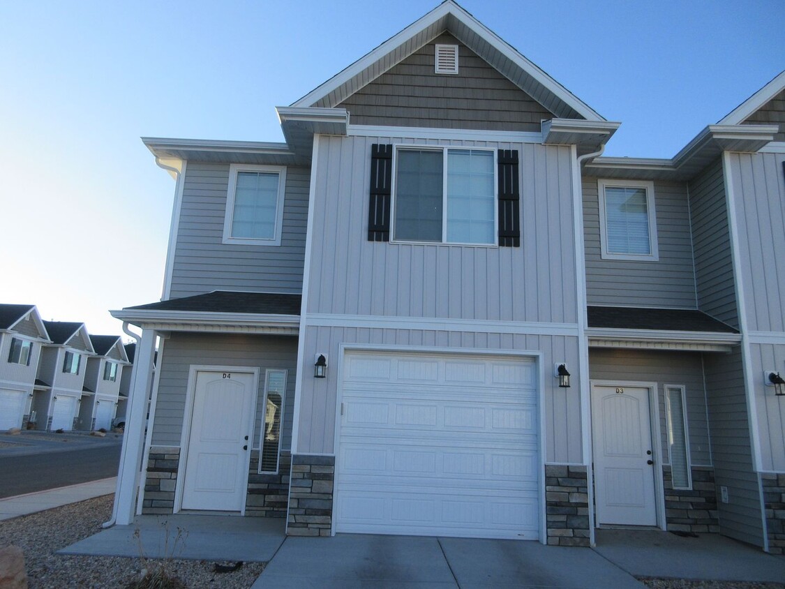 Foto principal - Move-In Bonus - Newer town home living in ...