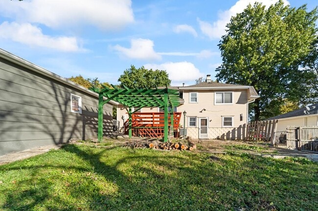 Building Photo - 323 Scandia Ave