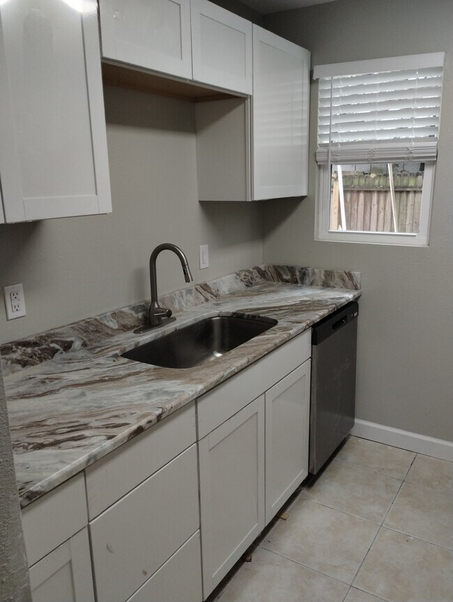 New Granite Countertops - 15570 58th St N