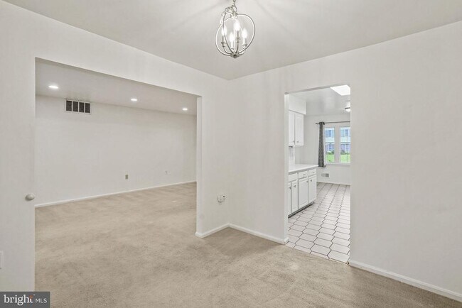 Foto del edificio - 9086 Brook Ford Rd