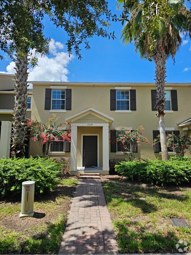 Lakes of Windermere Apartments for Rent with Washer & Dryer