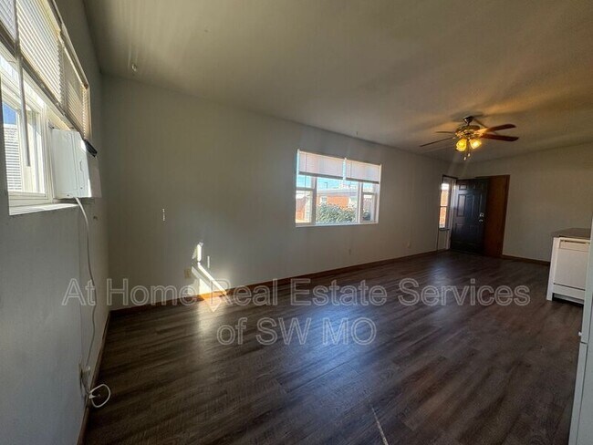 Building Photo - 1826 S Sieger