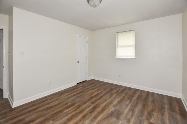 Building Photo - 936-938 Schumann Dr