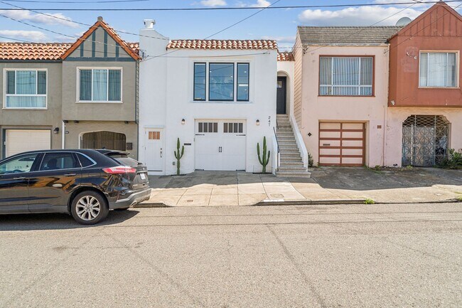 Building Photo - EXQUISITE 3BD 2BA REMODELED RESIDENCE IN V...