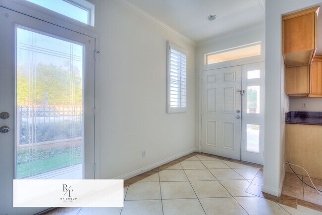 Foto del edificio - Beautiful 4 Bedroom Home with 3-Car Attached Garage