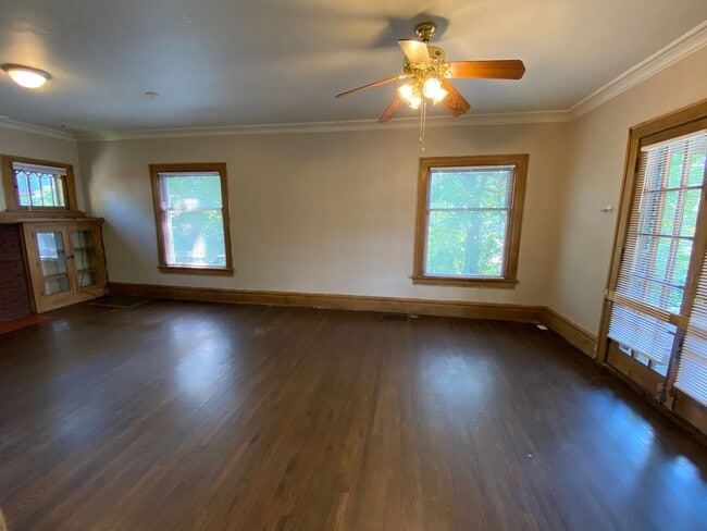 Building Photo - 2084 Waldeck Ave