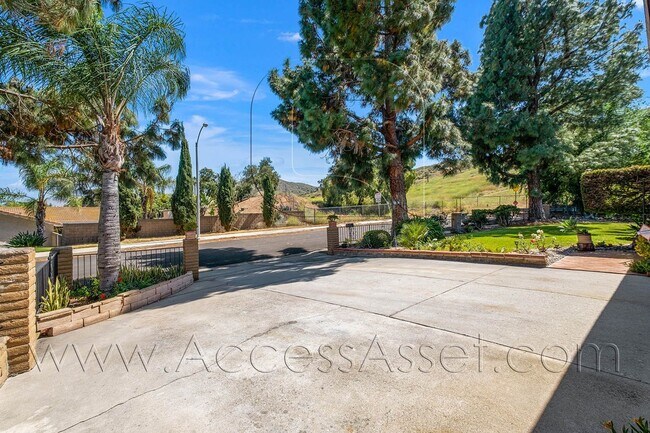 Building Photo - Beautiful 3 Bed/3 Bath Home With 2 LARGE B...