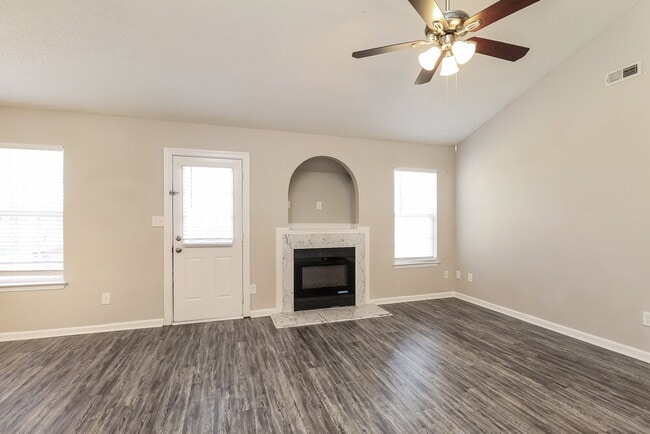 Foto del edificio - 3205 Forest Creek Ct