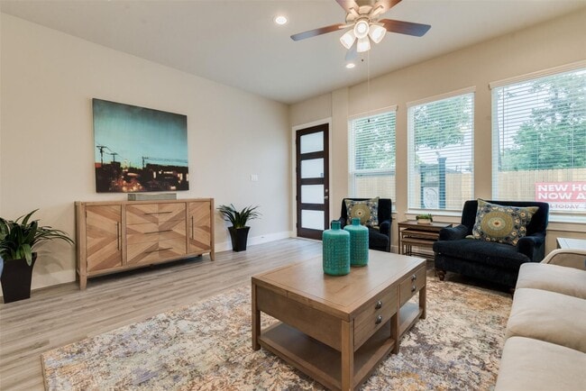 Foto del edificio - 7713 Rainbow Cl