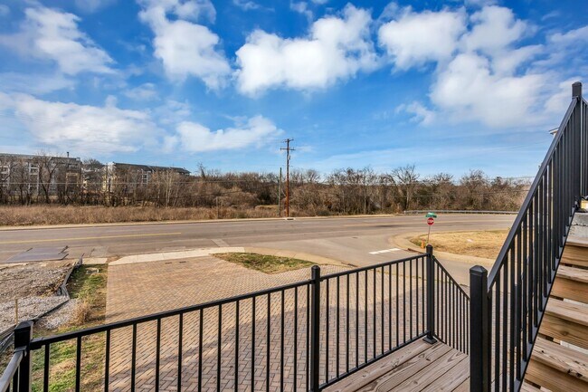 Foto del edificio - Modern Living in West Nashville