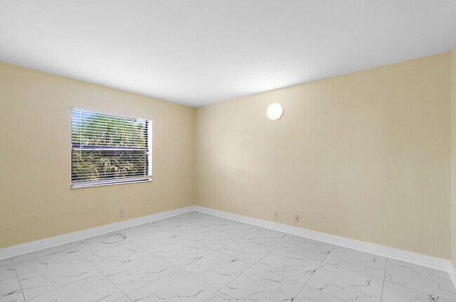 Foto del edificio - 4889 Arjaro Dr