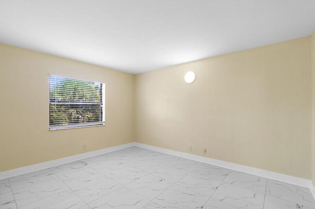 Building Photo - 4889 Arjaro Dr