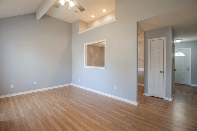 Foto del edificio - 4079 Groveland Rd