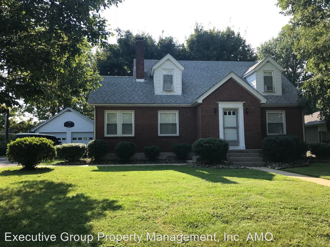 Primary Photo - 4 br, 1.5 bath House - 121 BROADWAY ST.