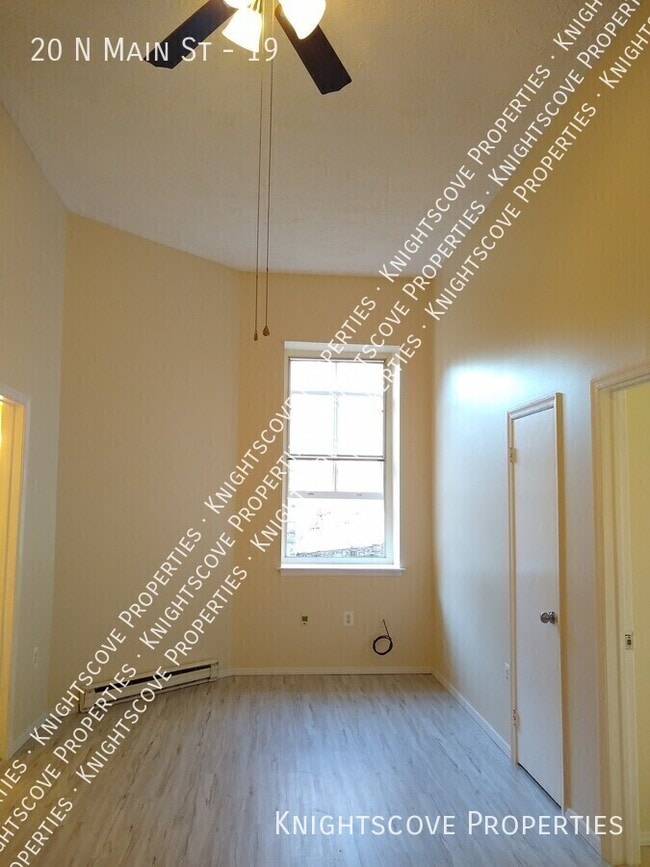 Foto del edificio - 20 N Main St