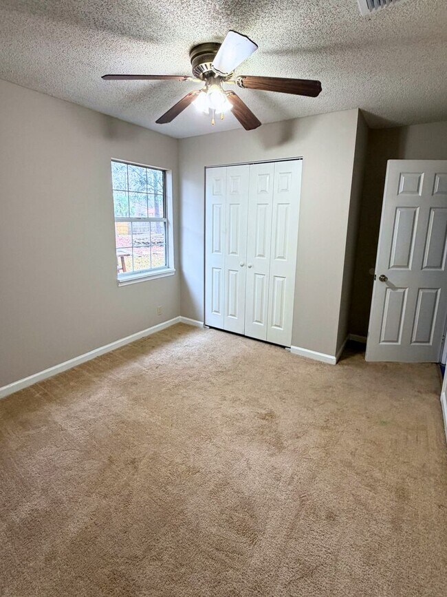 Foto del edificio - 4/2 with LARGE fenced in yard and recently renovated!