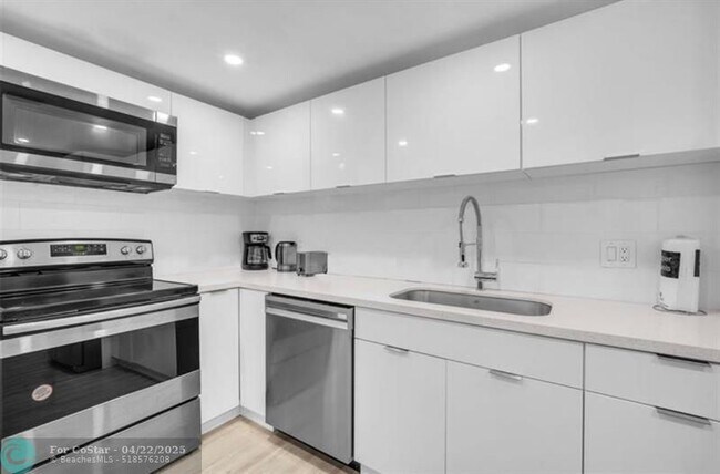Building Photo - 4001S S Ocean Dr