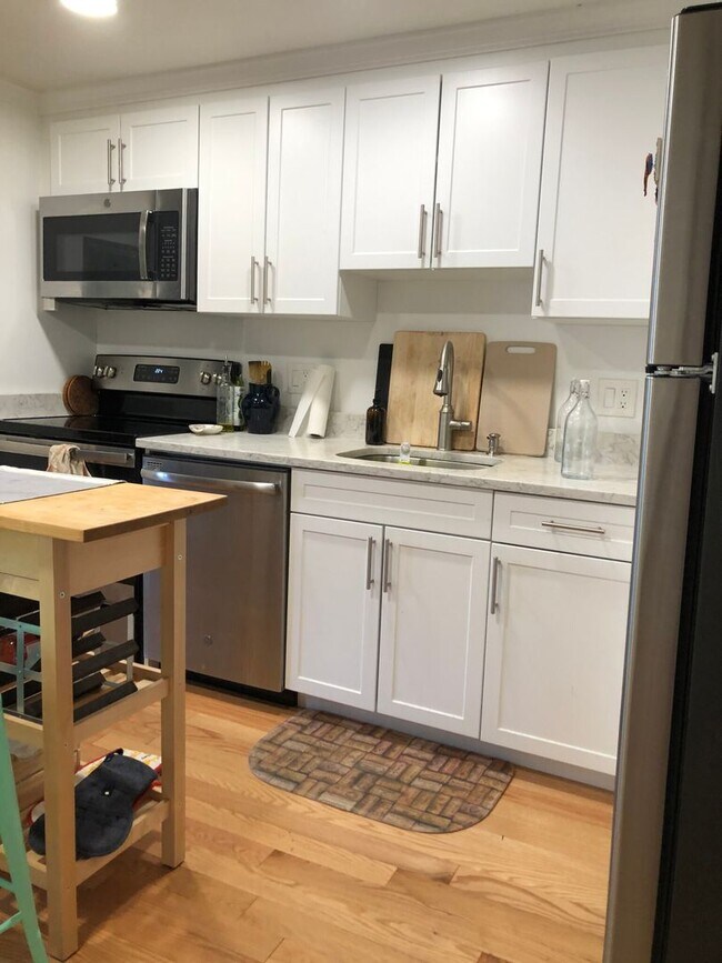 Foto del edificio - Charming 2 Bedroom-No Broker Fee