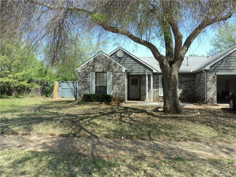 Primary Photo - 2701 Fountainview Dr