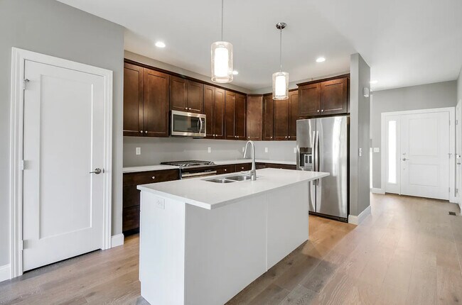 Foto del edificio - 1616 E Lexington Dr