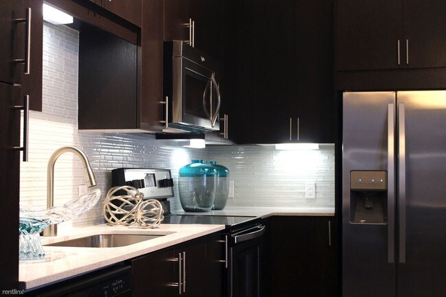 Foto del edificio - Studio, 1 bath  - 7440 N Kendall Dr