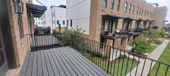 Foto del edificio - 717 Katherine Johnson Ln