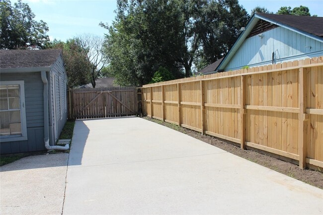 Building Photo - 7739 Greendowns St