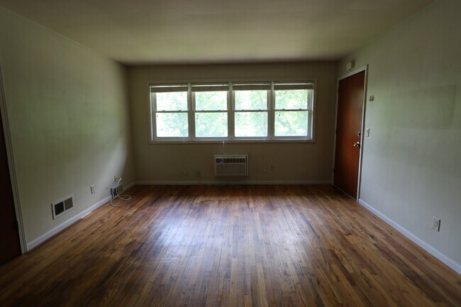Building Photo - 1715 Blossom Ln